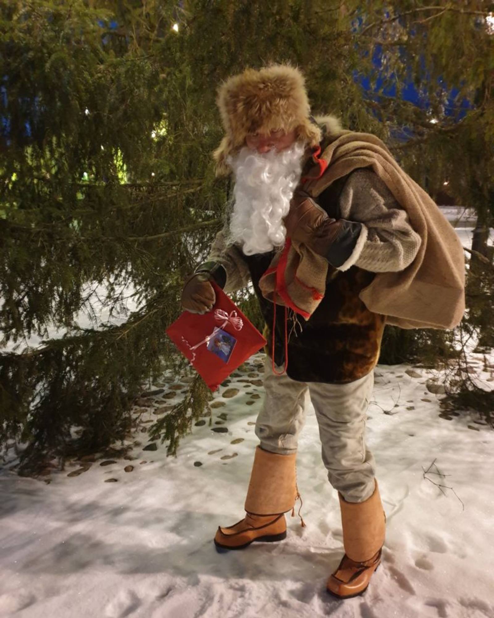christmas-santa-merchant-house