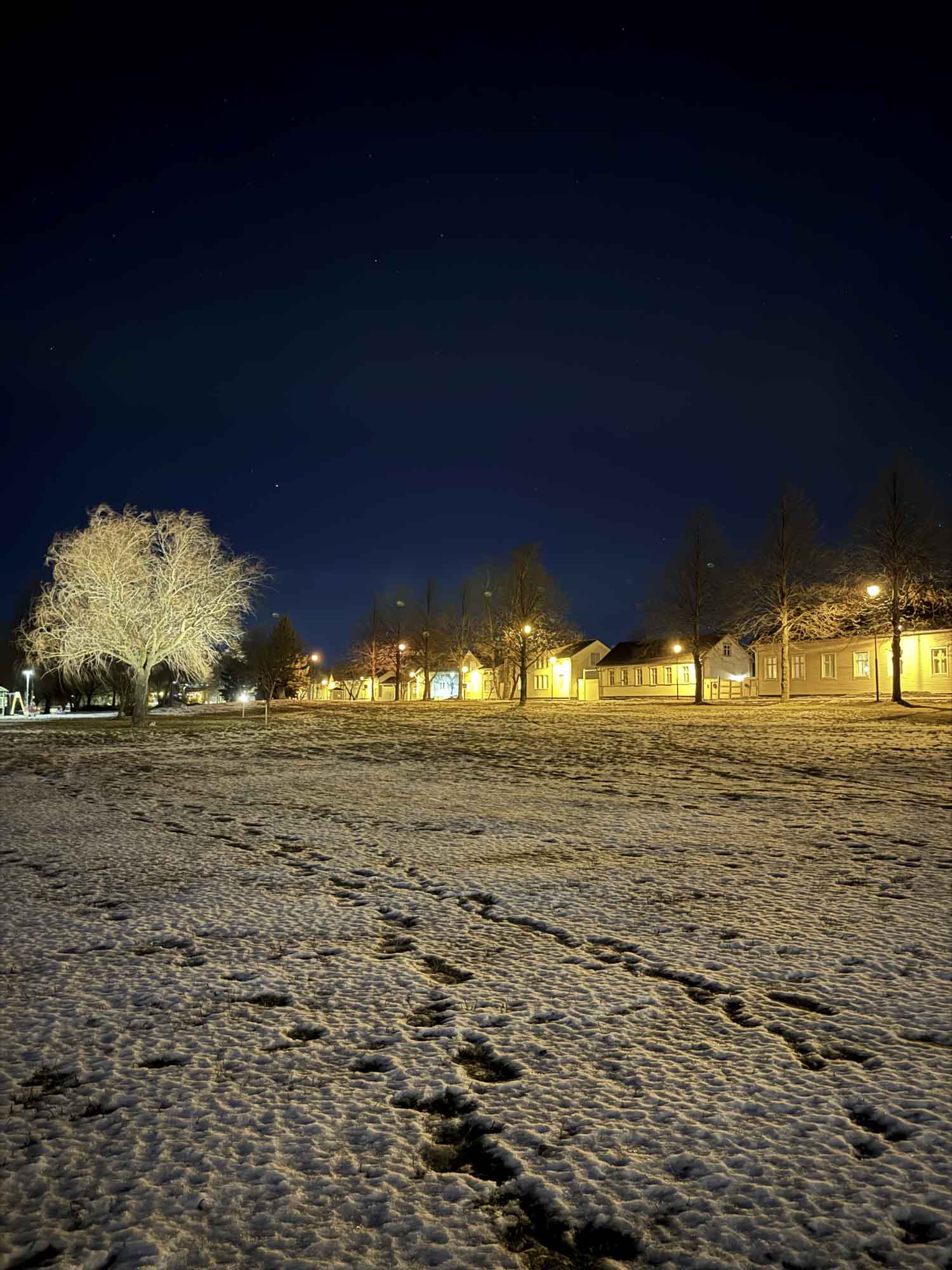 old-raahe-window-light-winter